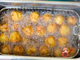 Сирні пампушки з томатним соусом