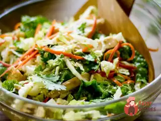 Салат з помідорами та пекінською капустою.