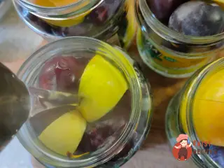 Крок 12: Мариновані сливи з яблуками на зиму