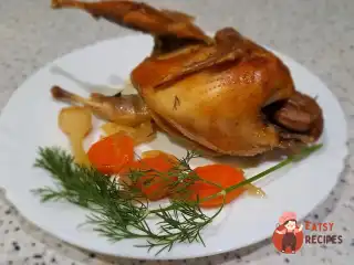 Перепілка, запечена в духовці з кропом, морквою та цибулею