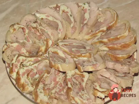 Рулет із фаршированої курки
