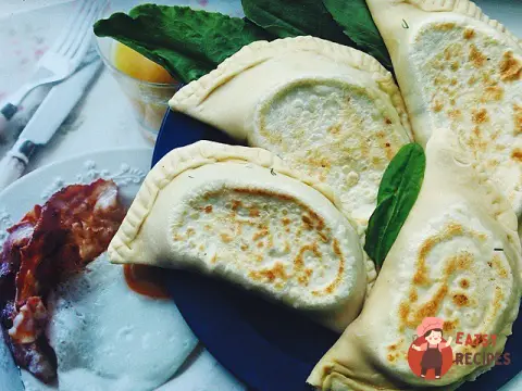 Кутаби із зеленню та цибулею