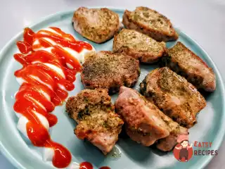 Свиняча нарізка з базиліком