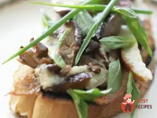 Омлет з грибами та курячою печінкою
