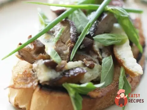Омлет з грибами та курячою печінкою