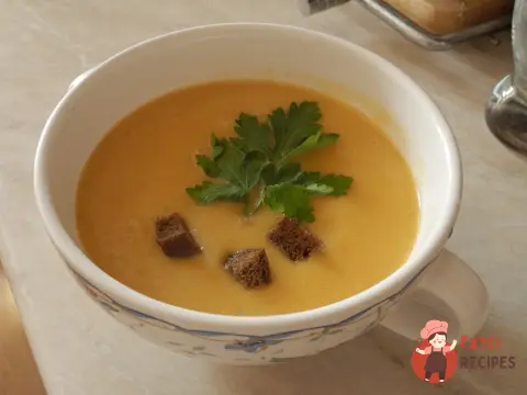 Легкий овочевий суп-пюре з цукіні та житніми грінками