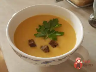 Легкий овочевий суп-пюре з цукіні та житніми грінками