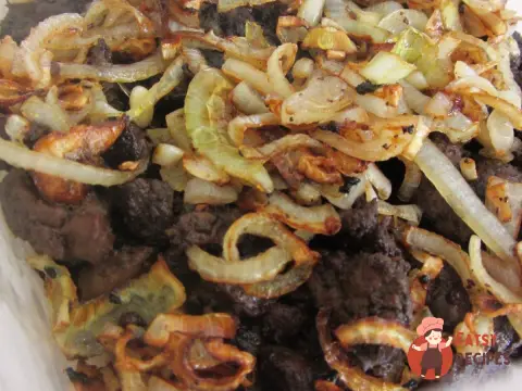 Куряча печінка з медовою цибулею