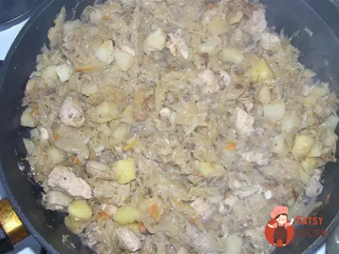 Картопля, тушкована з квашеною капустою та куркою
