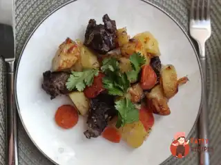 Яловичина з картоплею у рукаві