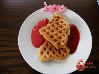 Вафлі яблучні з малиновим соусом