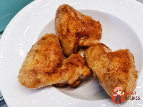 Курячі крильця на сковороді