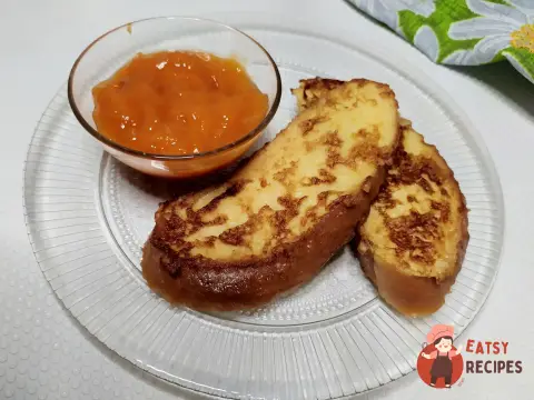 Грінки з яйцем на сковороді