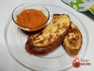 Грінки з яйцем на сковороді