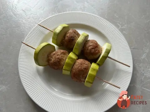 Шашлик із фаршу з кабачком