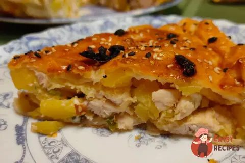 Пиріг із листкового тіста з куркою та картоплею