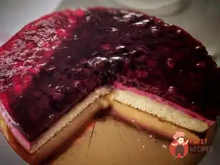 Бісквітний торт з вишнею в желе