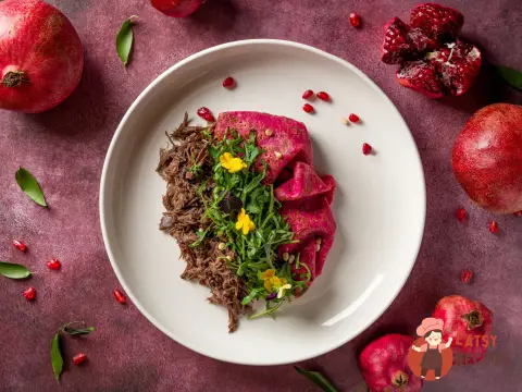 Гранатові млинці з тушкованими щоками