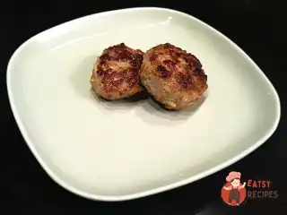 Котлети із суміші свинячого та яловичого фаршу з яйцем