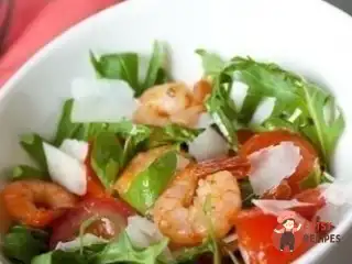 Салат з креветками та руколою під французьким соусом