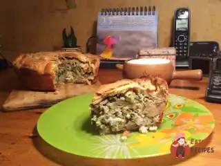 Пиріг зі щавлем, сиром та яйцями