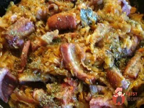 Копчені свинячі ребра з капустою та пивом