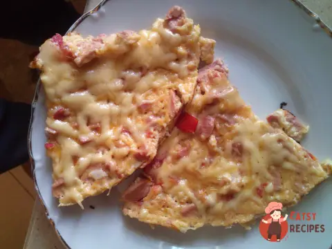 Яєчня з сосисками та помідорами
