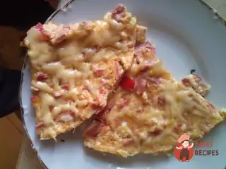 Яєчня з сосисками та помідорами