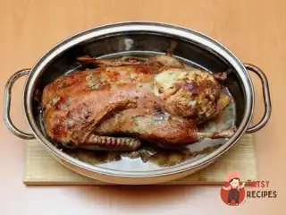 Качка з квашеною капустою та чорносливом, запечена в пиві.