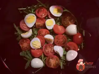 Легкий салат з руколою та перепелиними яйцями.