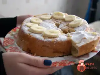 Шарлотка з бананами та вишнею