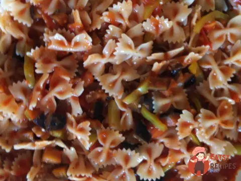 Фарфалле з томатним соусом та овочами.