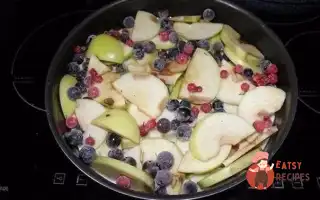 Шарлотка З Яблук Зі Смородиною