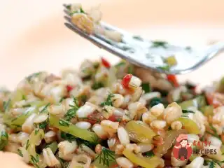 Салат із емеру з овочами.