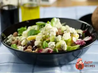 Салат з руколою, м'ятою, грушами, волоськими горіхами та блакитним сиром