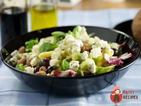 Салат з руколою, м'ятою, грушами, волоськими горіхами та блакитним сиром