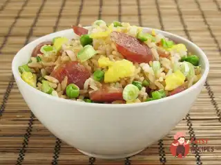 Смажений рис з китайськими сосисками та креветками