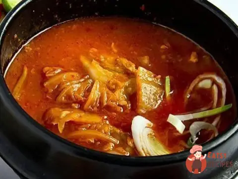Гострий суп із пекінської капусти (Kimchi jjigae)