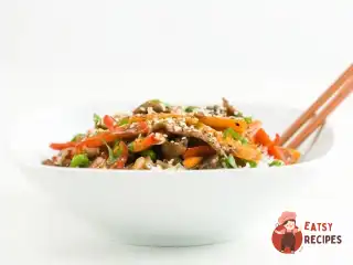 Салат з гороху з беконом та овочами.