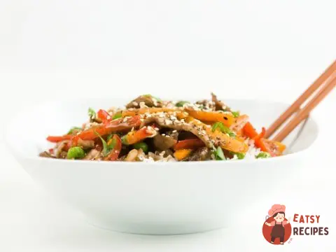 Салат з гороху з беконом та овочами.