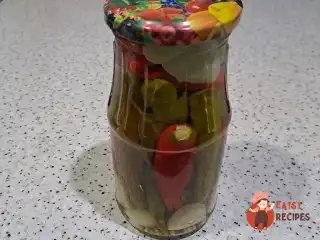 Маринований гострий перець із часником