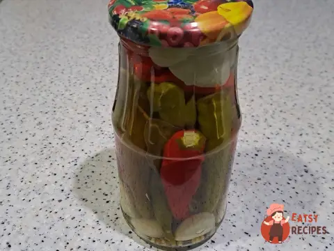 Маринований гострий перець із часником