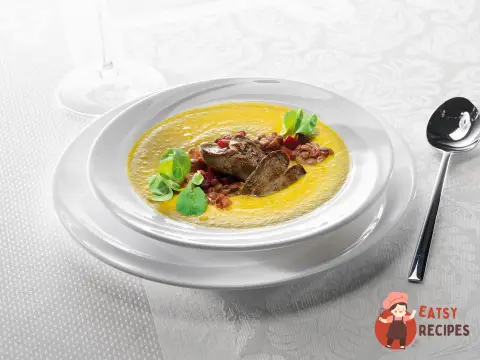 Морквяний суп велюте з печінкою цесарки