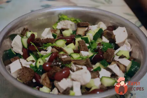 Курячий салат з квасолею та грибами