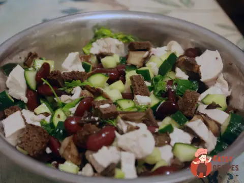 Курячий салат з квасолею та грибами