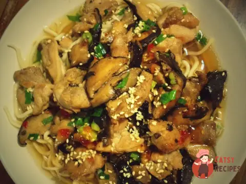 Локшина з шиїтаке та маринованою куркою