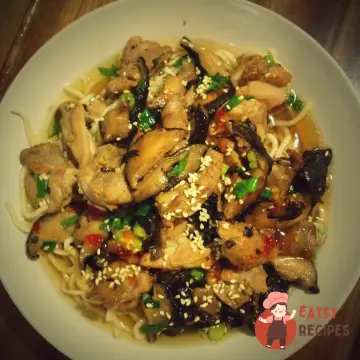 Локшина з шиїтаке та маринованою куркою