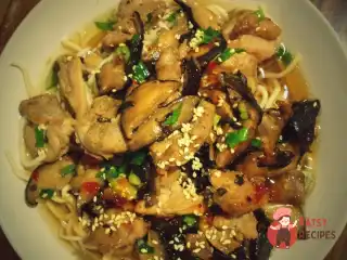 Локшина з шиїтаке та маринованою куркою