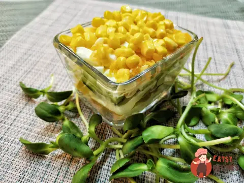 Салат з курки з ананасами та кукурудзою.