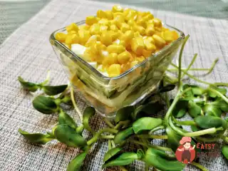 Салат з курки з ананасами та кукурудзою.
